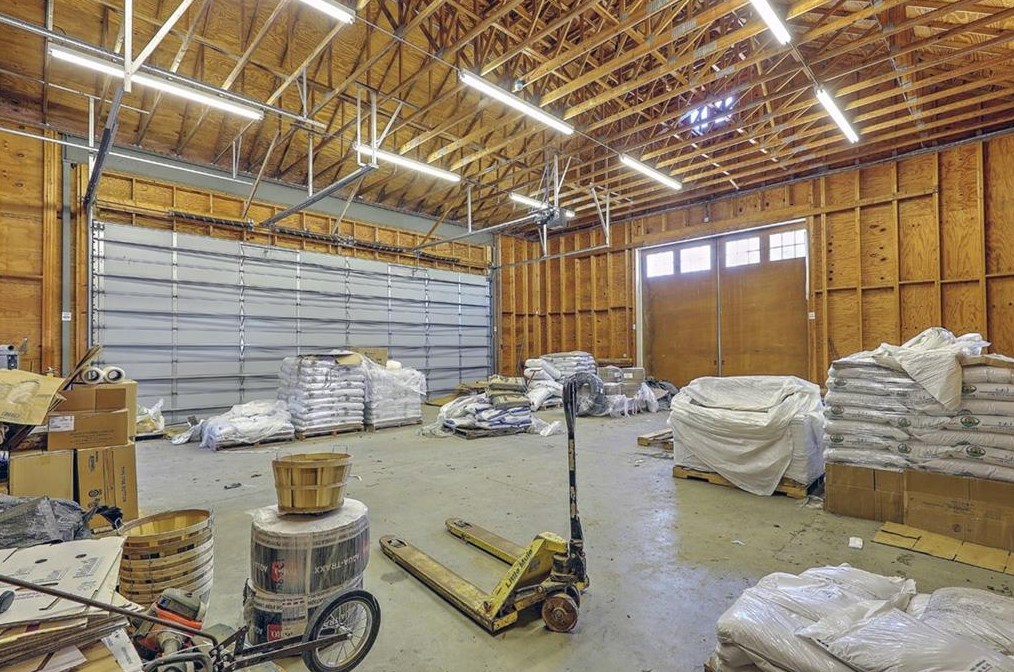 443 Barneys Joy Rd, Dartmouth MA 02748-1323 exterior