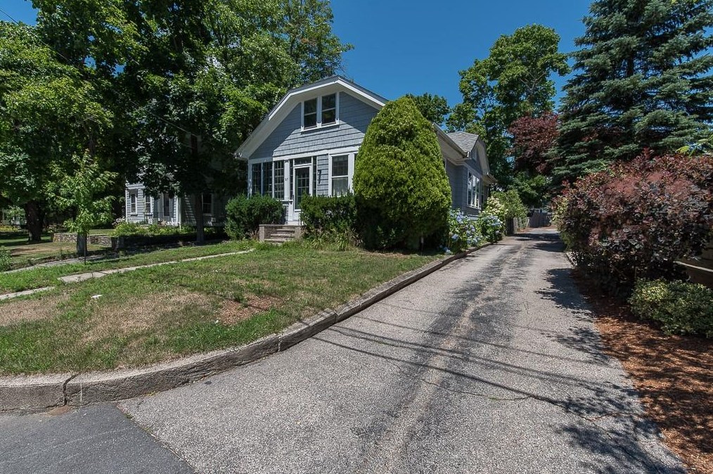 67 Greenwood Ave, East Providence, RI 02916-1916