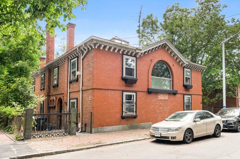 107 Benevolent St, Providence, RI 02906