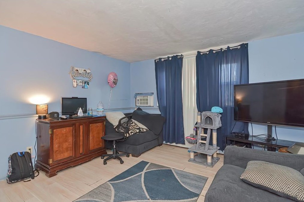 11 Woodbine St, Pawtucket, RI 02860-1319