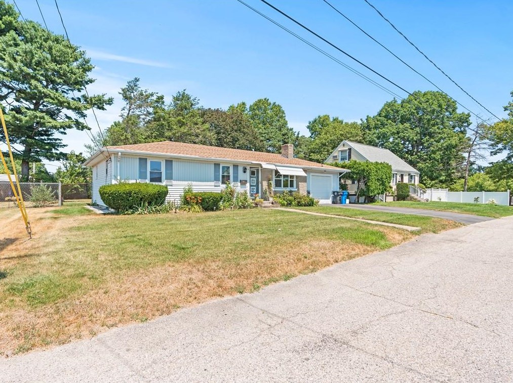 166 Belmont Rd, Cranston, RI 02910 exterior