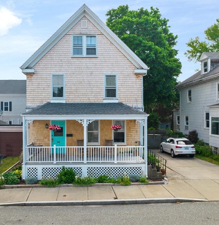 17 Bradford Ave, Middletown, RI 02840