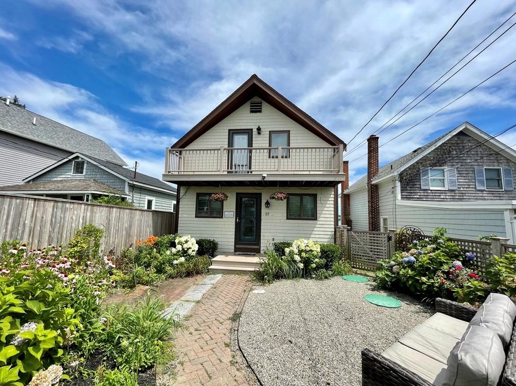 57 Green St, Portsmouth, RI 02871