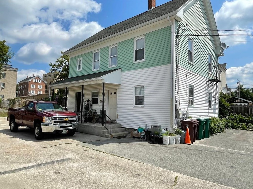 34 Elbow St, Woonsocket, RI 02895