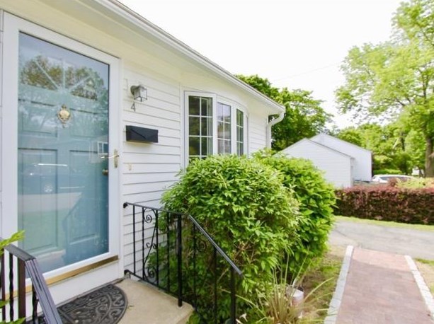 4 Weatherly Ave, Middletown, RI 02840