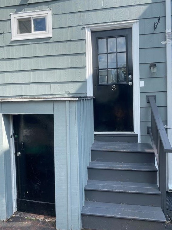 6 Tyler St #3, Middletown, RI 02840