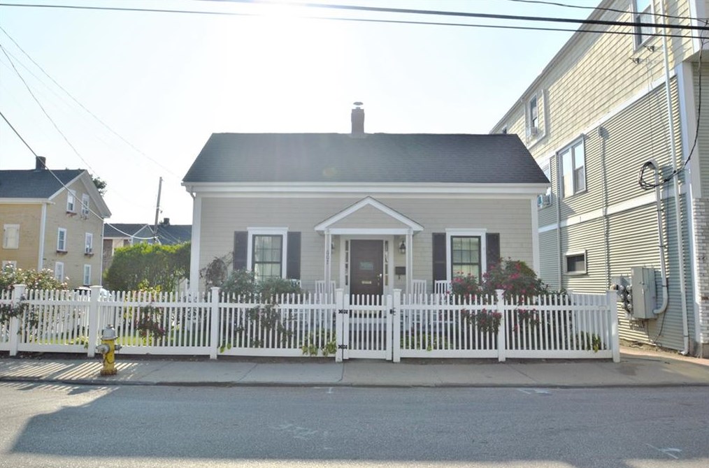 607 Thames St, Middletown, RI 02840
