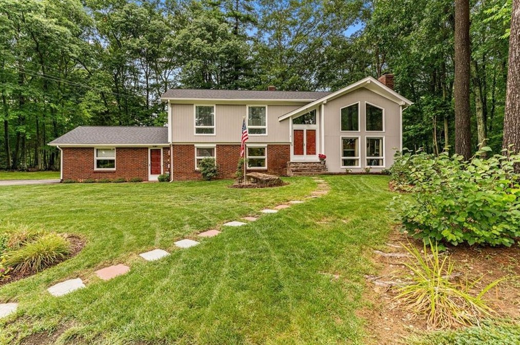 6 Fair Oaks Ct, Smithfield, RI 02828-2511