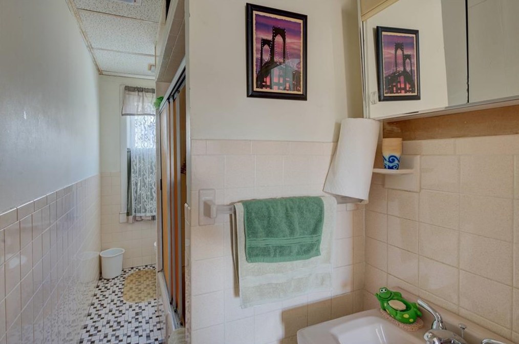 124 Wood St, Bristol RI 02809-3118 exterior