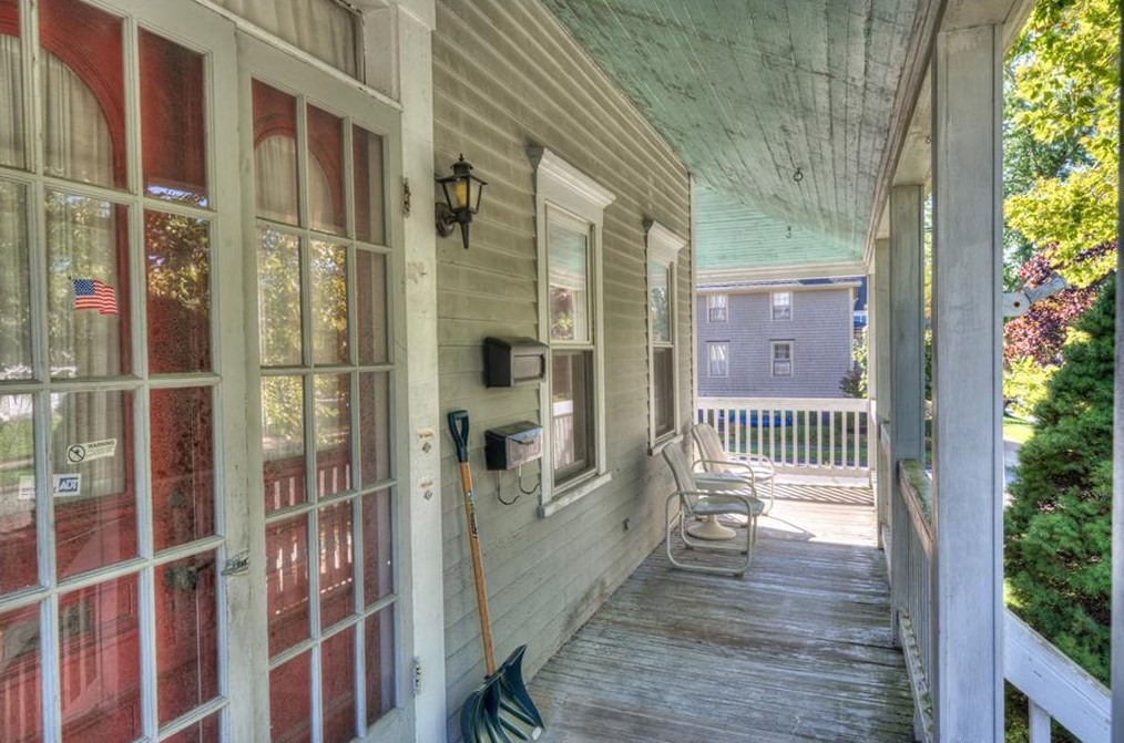 124 Wood St, Bristol RI 02809-3231 exterior