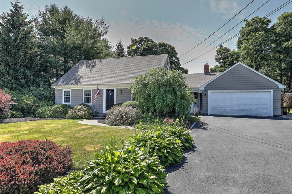 4 Knollcrest Dr, Cumberland, RI 02864