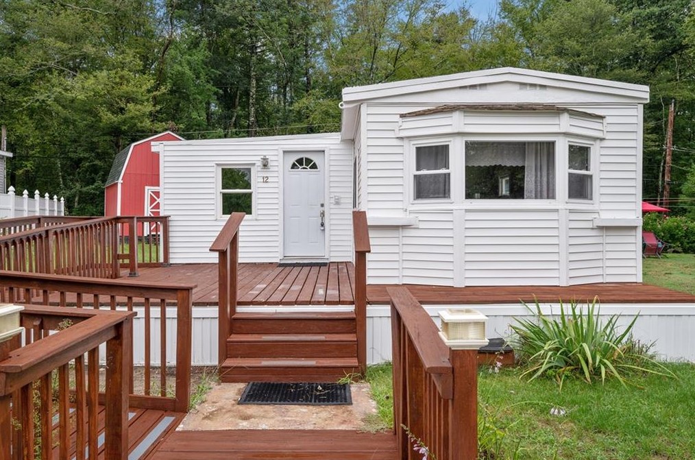 12 Woodhaven Dr, Glocester, RI 02814