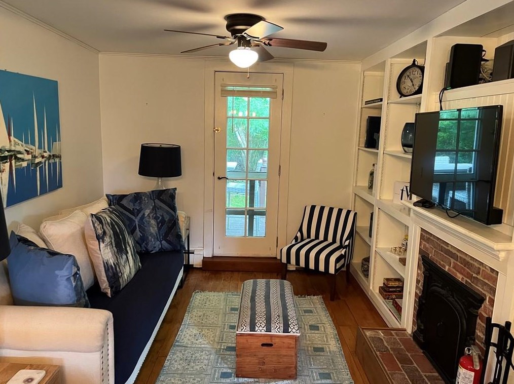 381 3rd Beach Rd, Middletown, RI 02842