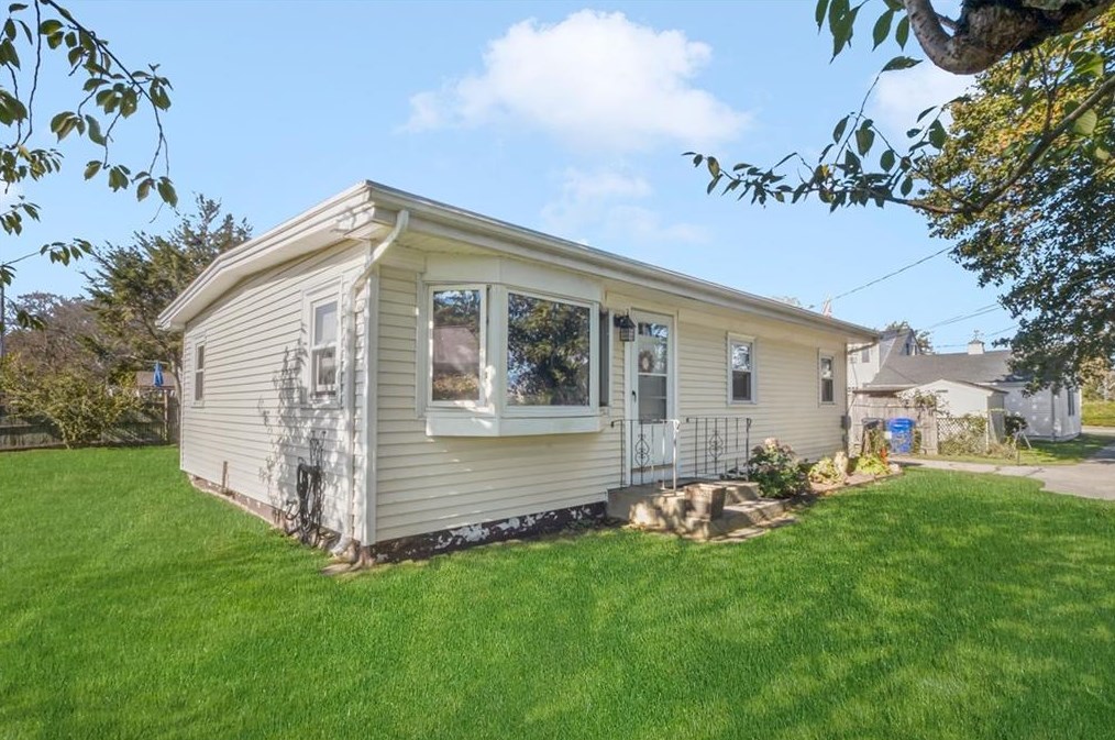 40 Clearview Ave, Portsmouth, RI 02871