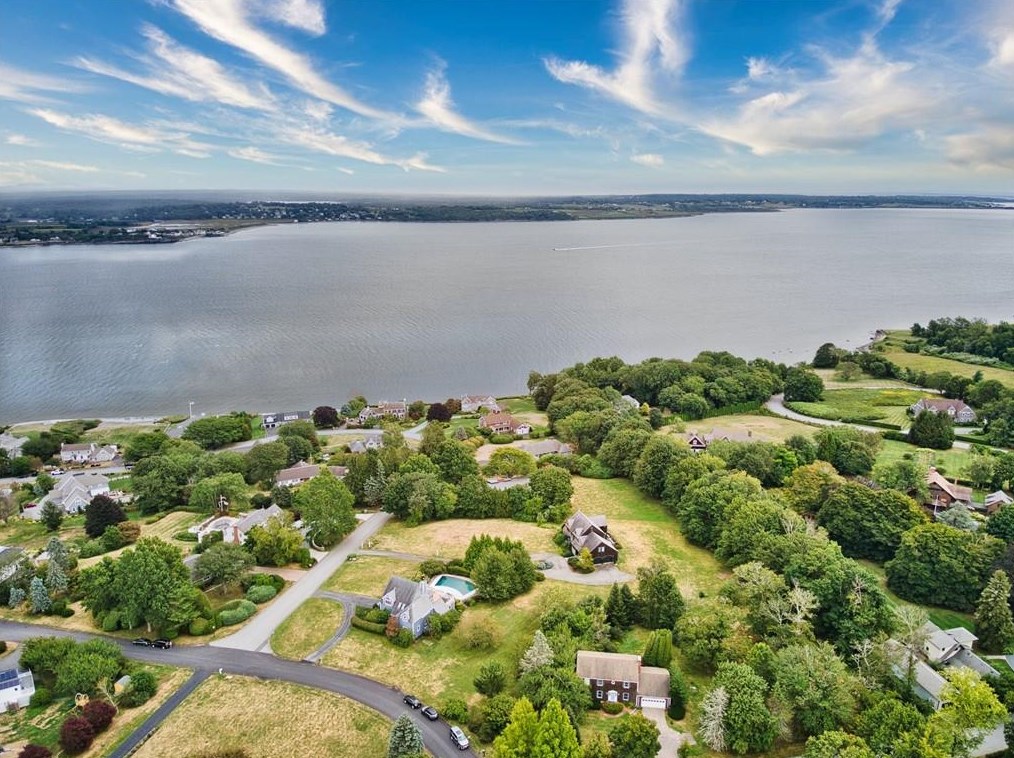 179 Taylor Rd, Portsmouth RI  02871-5416 exterior