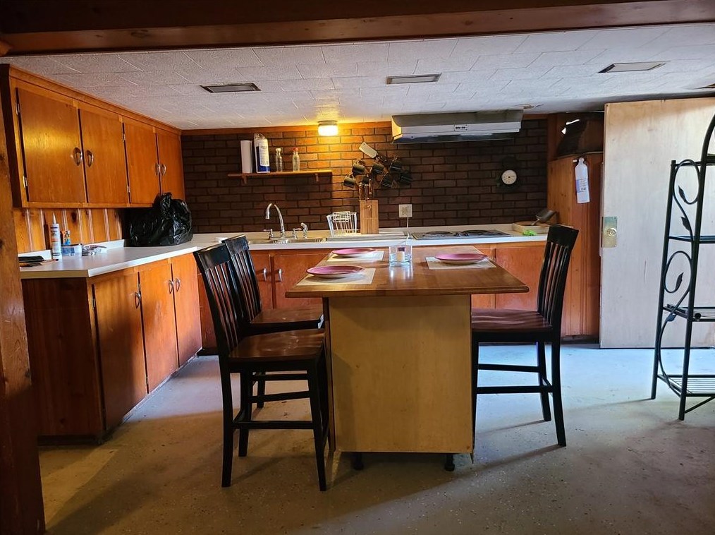 80 Russe St, Cranston RI 02910-1057 exterior