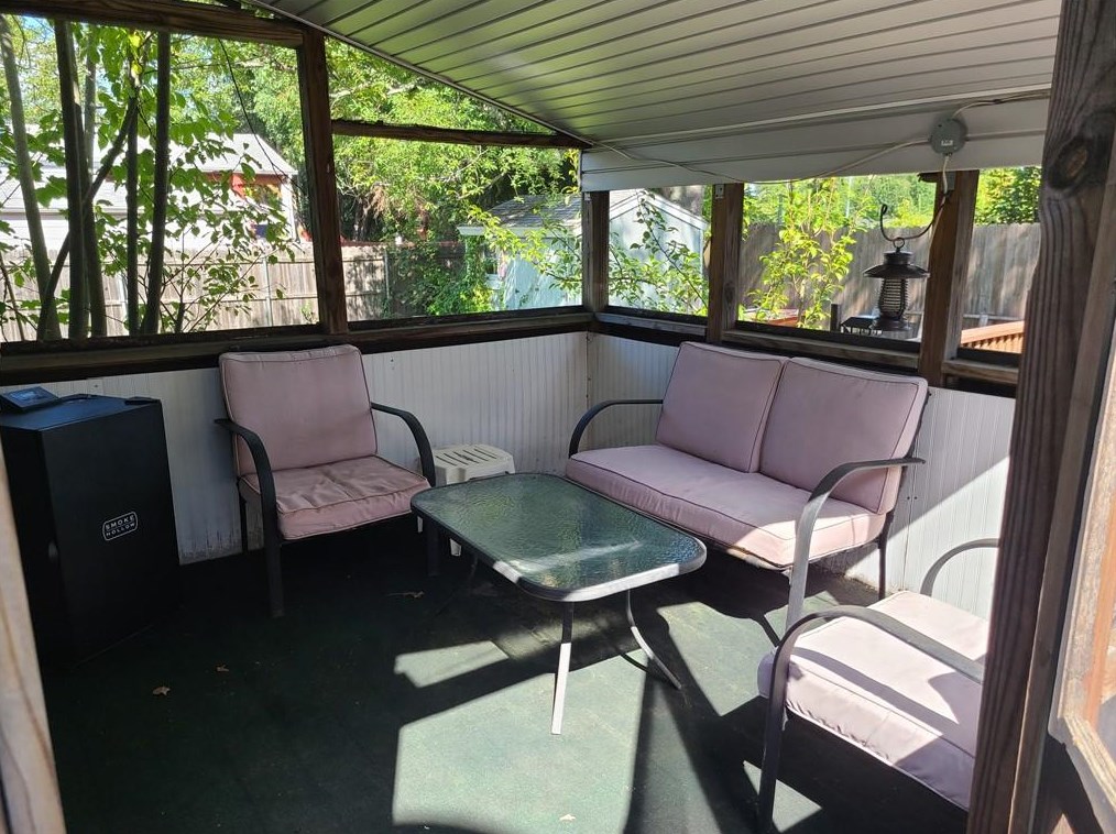 80 Russe St, Cranston RI 02910-1057 exterior