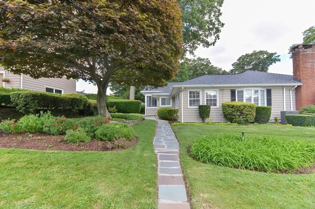 144 Glen Ridge Rd, Cranston RI  02920-6154 exterior