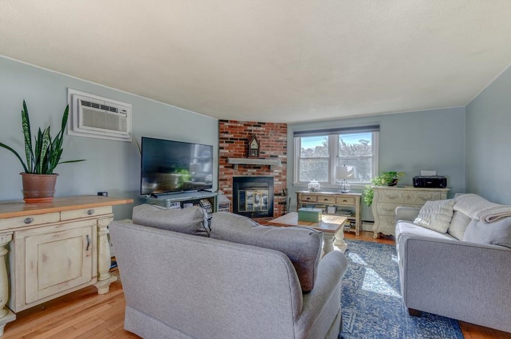 136 Silverwood Ln, West Warwick RI  02893-3306 exterior