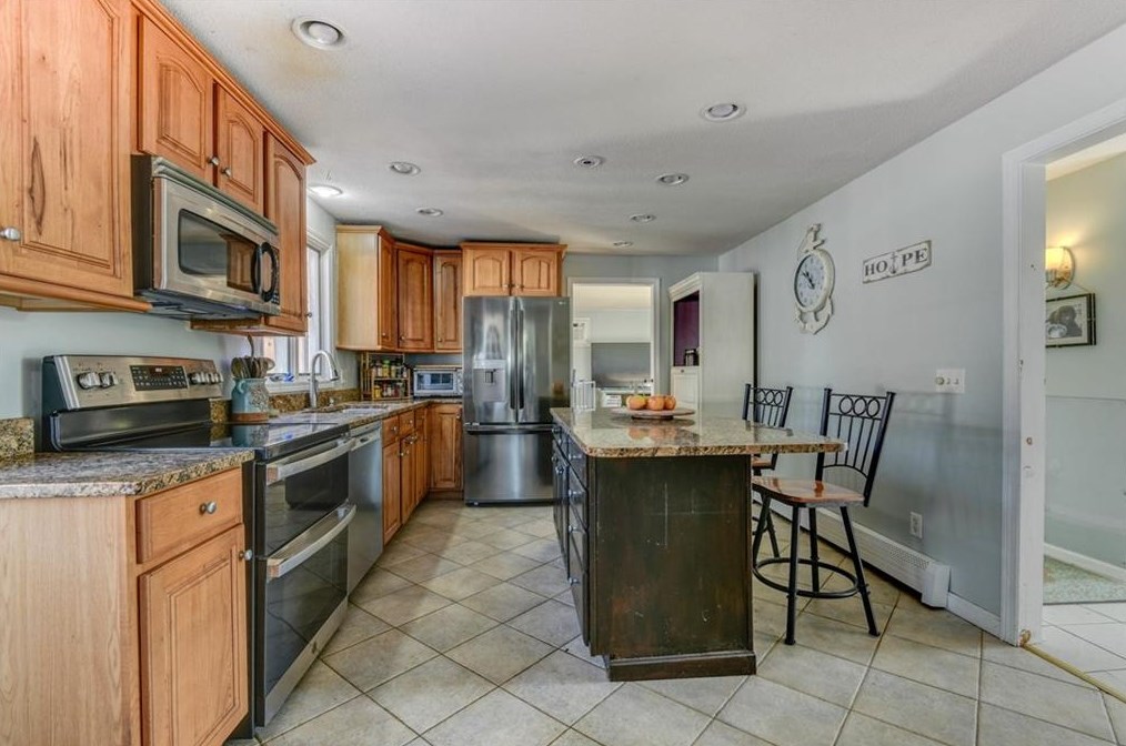 136 Silverwood Ln, West Warwick RI  02893-3306 exterior