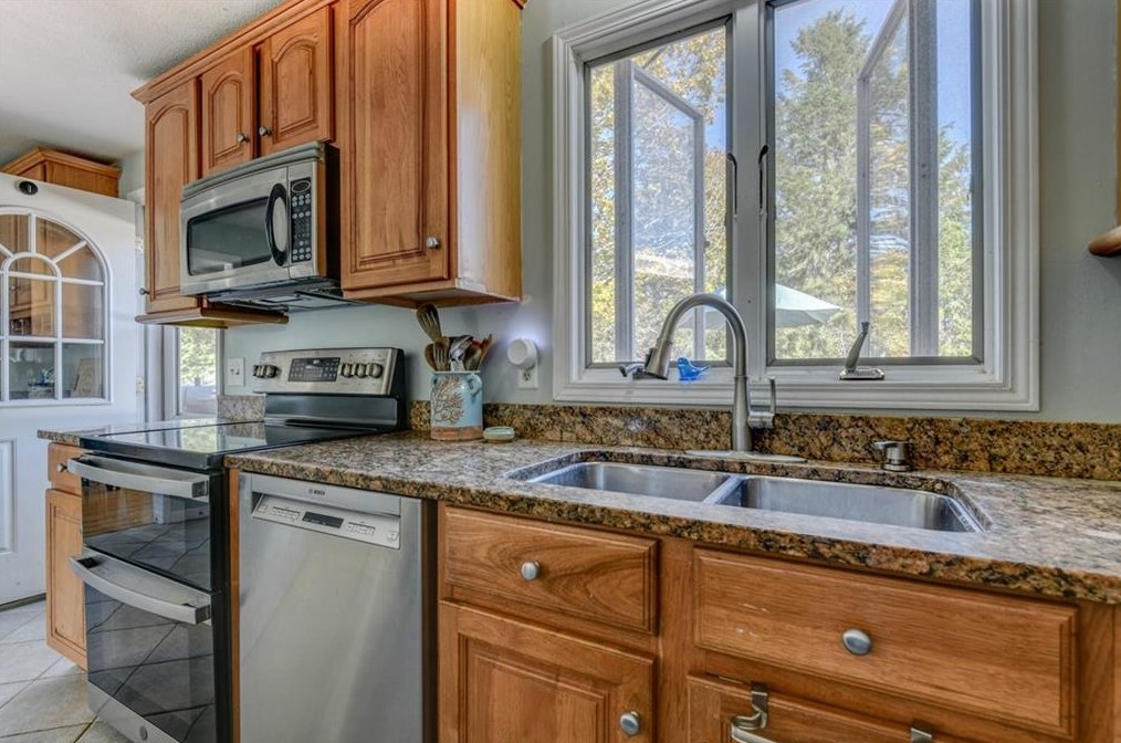 136 Silverwood Ln, West Warwick RI  02893-3306 exterior