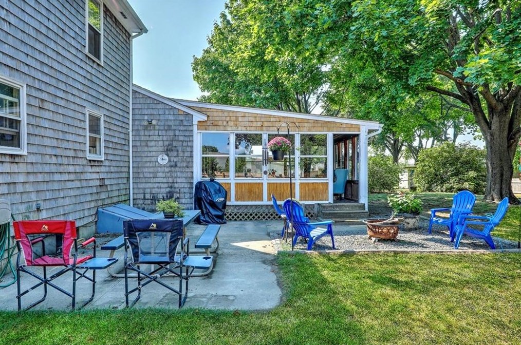 10 Whipple Ave, Barrington RI 02806-2919 exterior