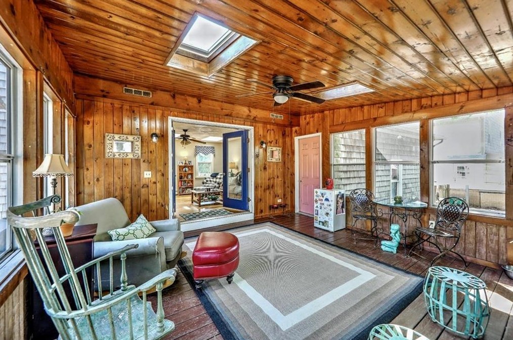 10 Whipple Ave, Barrington RI 02806-2919 exterior