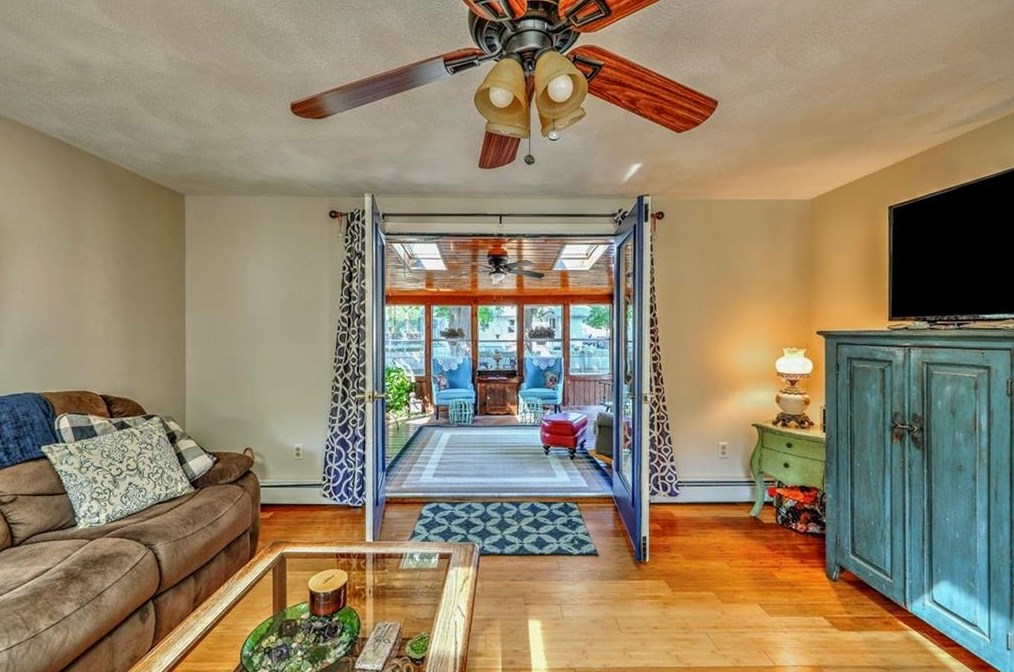 10 Whipple Ave, Barrington RI 02806-2919 exterior