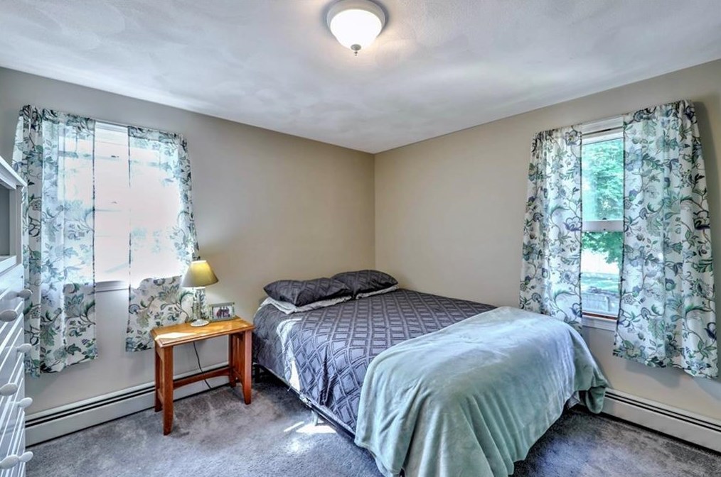 10 Whipple Ave, Barrington RI 02806-2919 exterior