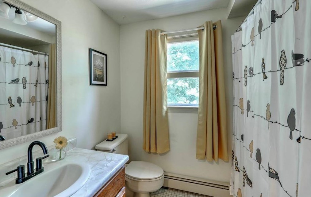 10 Whipple Ave, Barrington RI 02806-2919 exterior