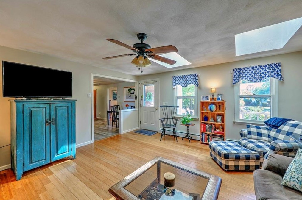 10 Whipple Ave, Barrington RI 02806-2919 exterior