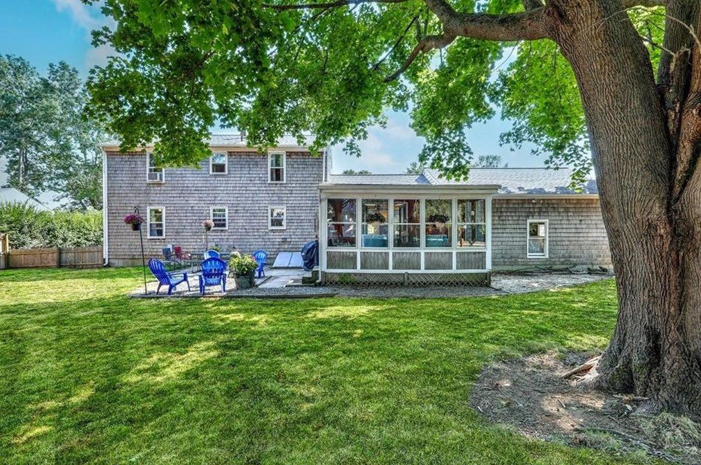 10 Whipple Ave, Barrington RI 02806-2919 exterior