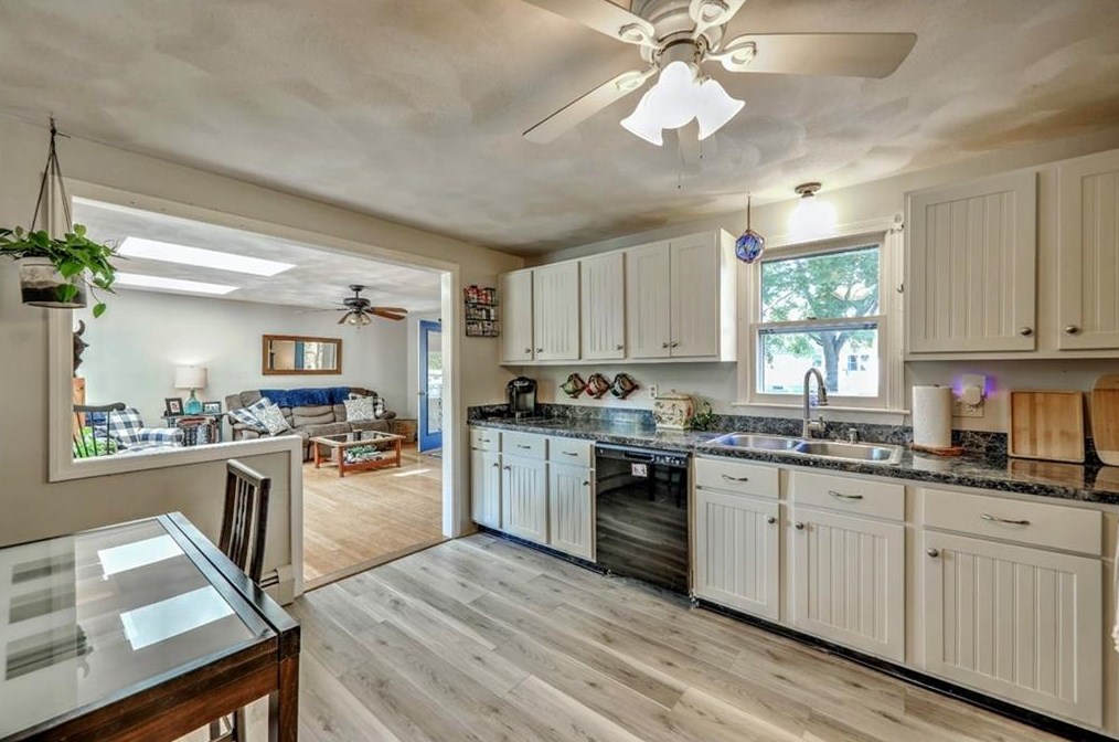 10 Whipple Ave, Barrington RI 02806-2919 exterior