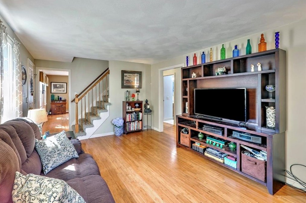 10 Whipple Ave, Barrington RI 02806-2919 exterior