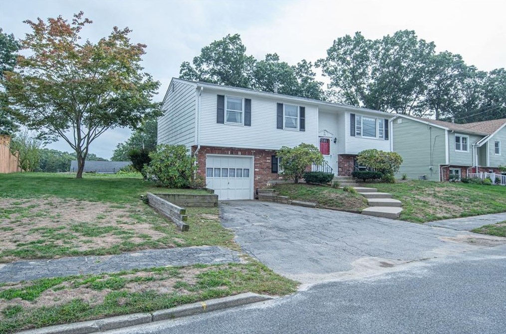 10 Greenview Rd, Cranston, RI 02920-1053