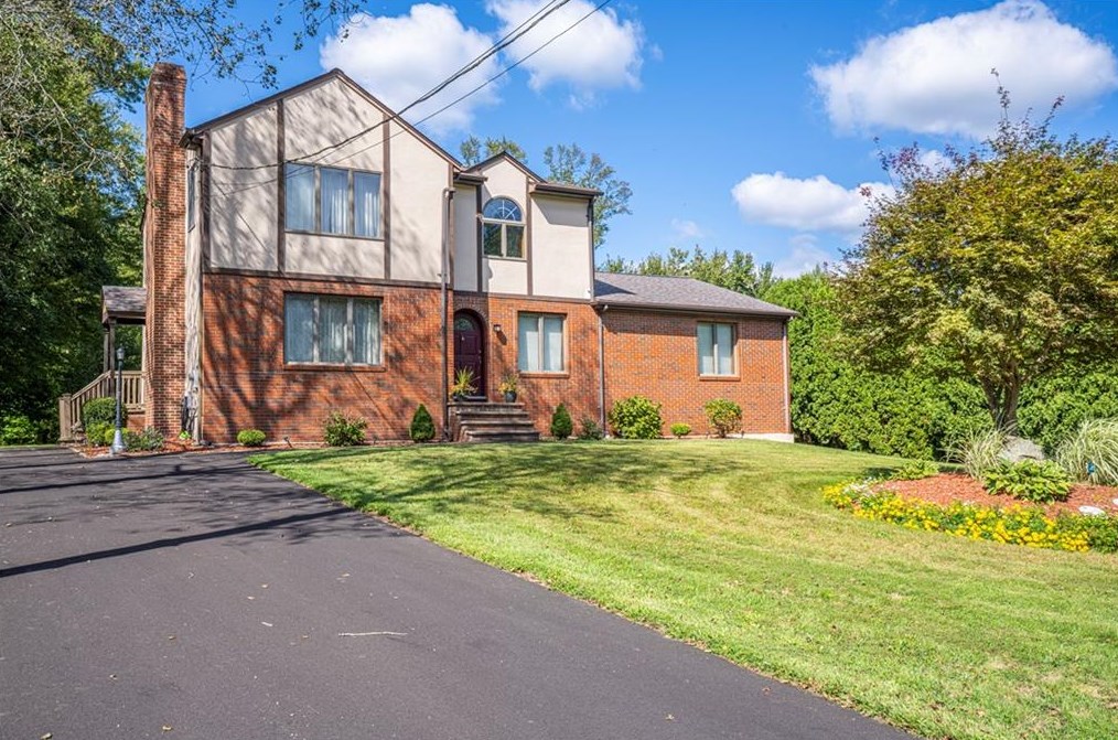80 Saxony Ave, Tiverton, RI 02878