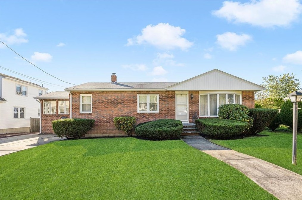 7 Sampson Ave, North Providence, RI 02911