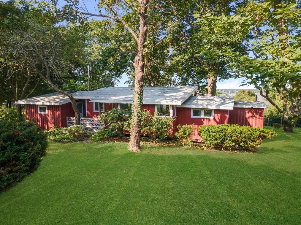 47 Ocean Ave, Jamestown, RI 02835-1071