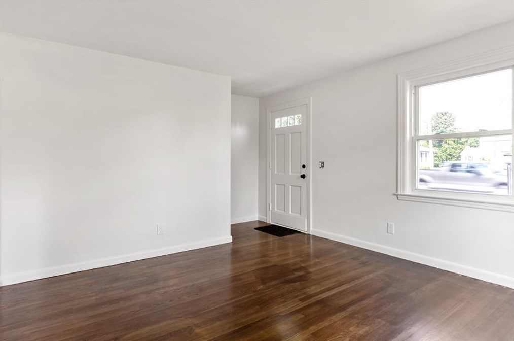 743 Metacom Ave, Bristol RI 02809-5134 exterior