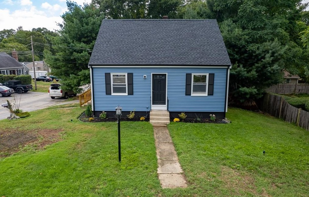 743 Metacom Ave, Bristol RI 02809-5134 exterior