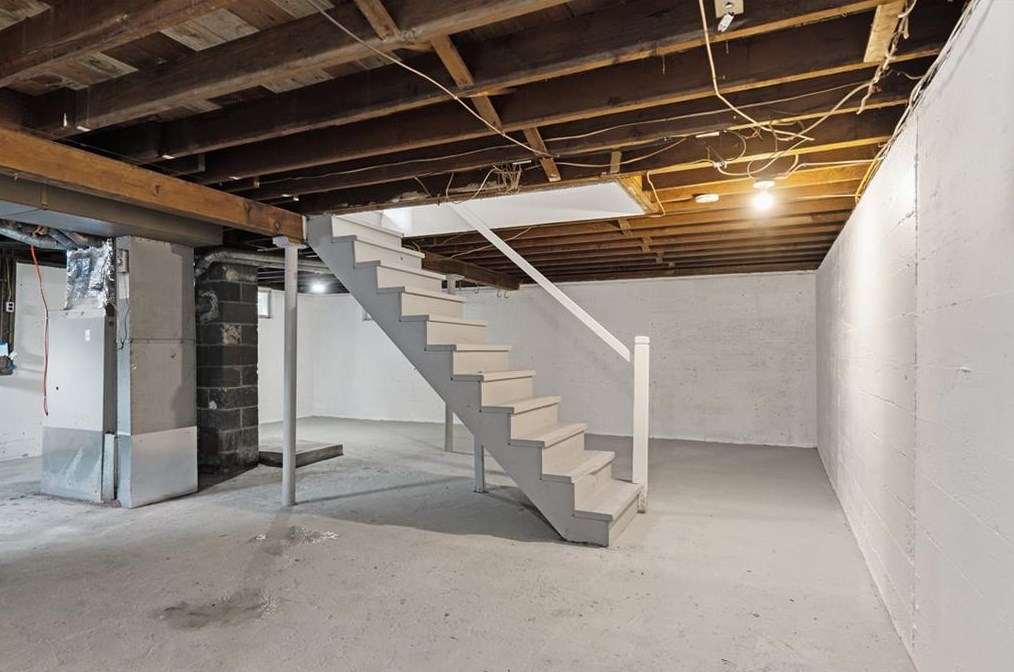 743 Metacom Ave, Bristol RI 02809-5134 exterior