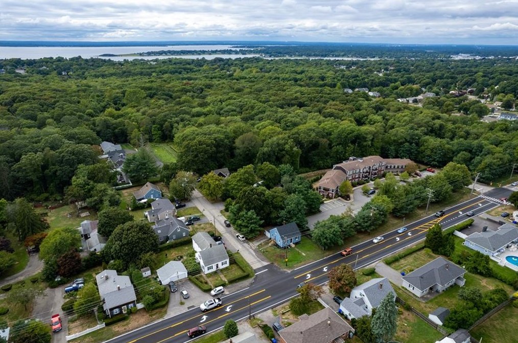 743 Metacom Ave, Bristol RI 02809-5134 exterior