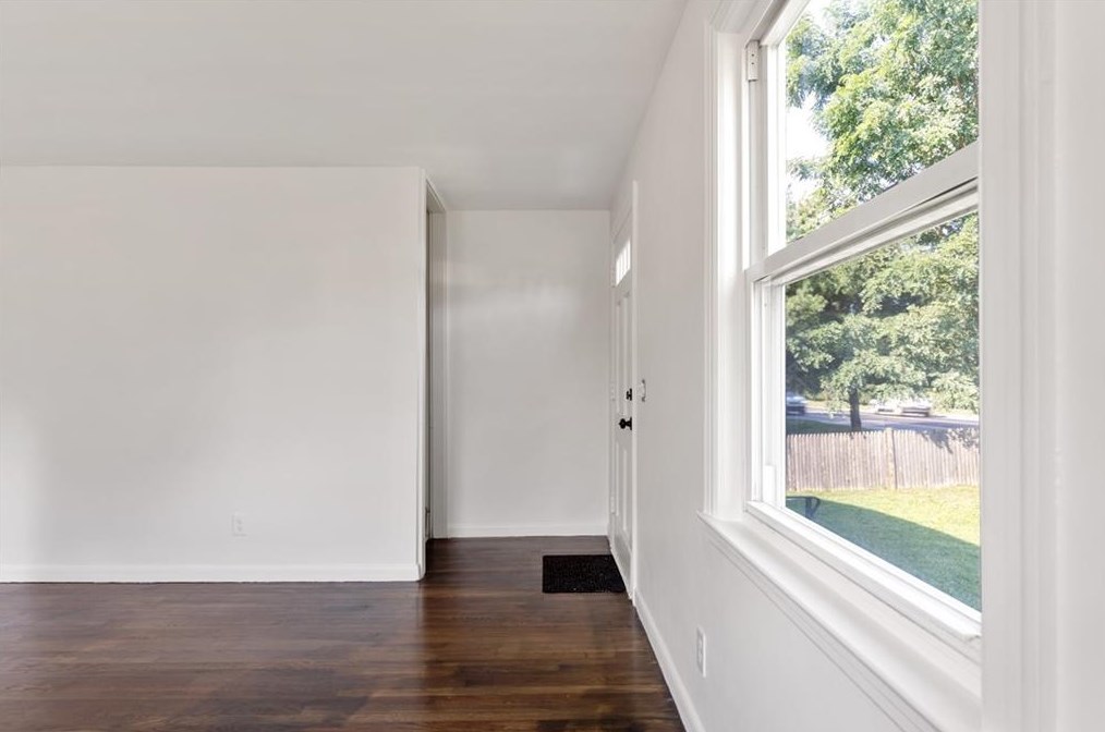 743 Metacom Ave, Bristol RI 02809-5134 exterior