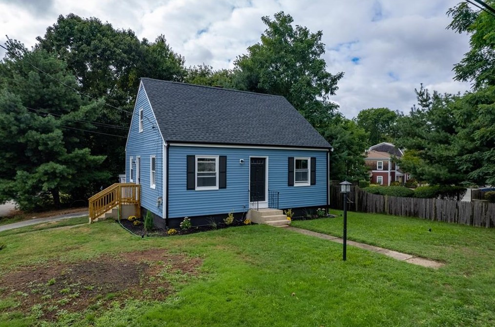 743 Metacom Ave, Bristol RI 02809-5134 exterior