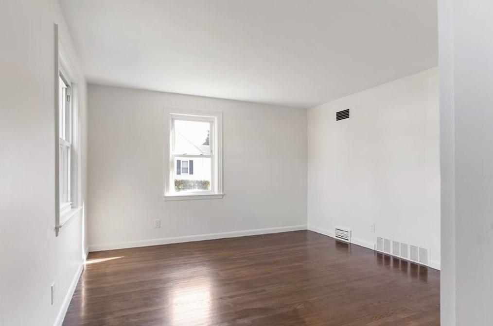 743 Metacom Ave, Bristol RI 02809-5134 exterior