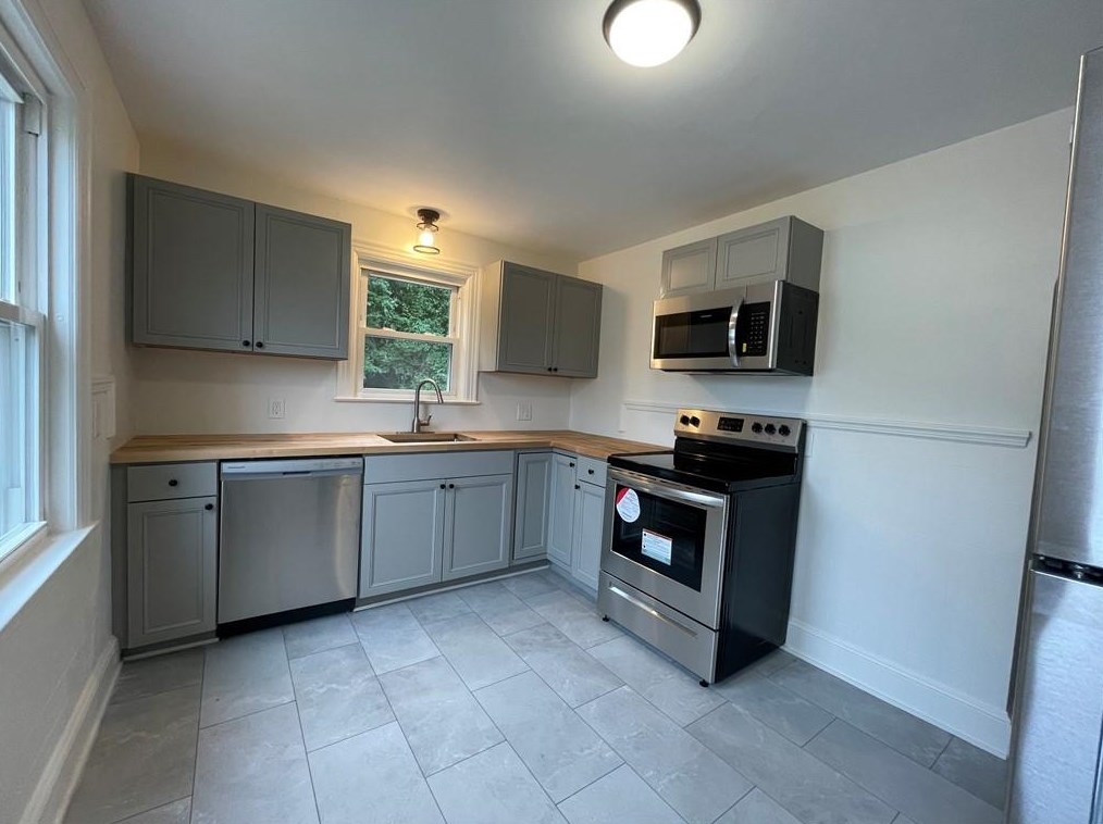 743 Metacom Ave, Bristol RI 02809-5134 exterior