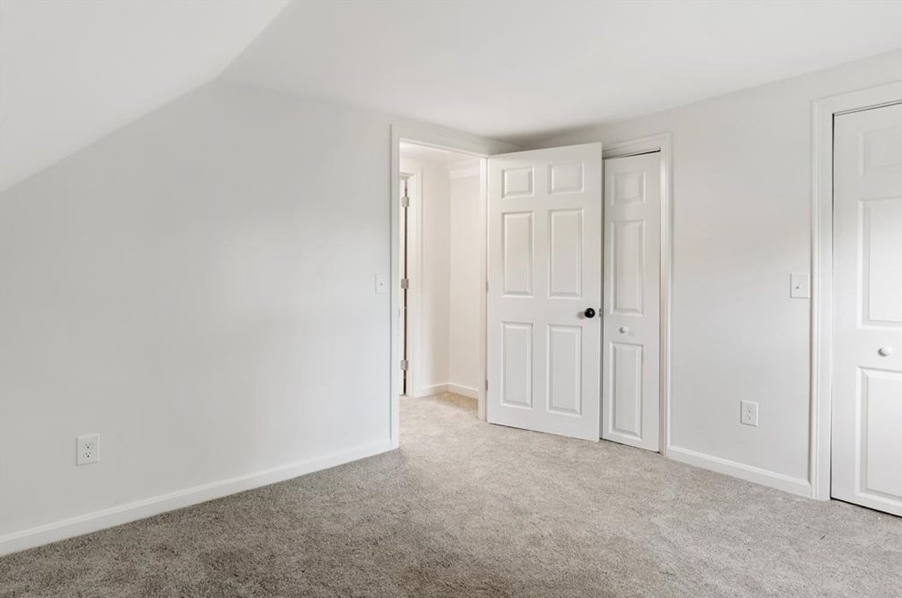 743 Metacom Ave, Bristol RI 02809-5134 exterior