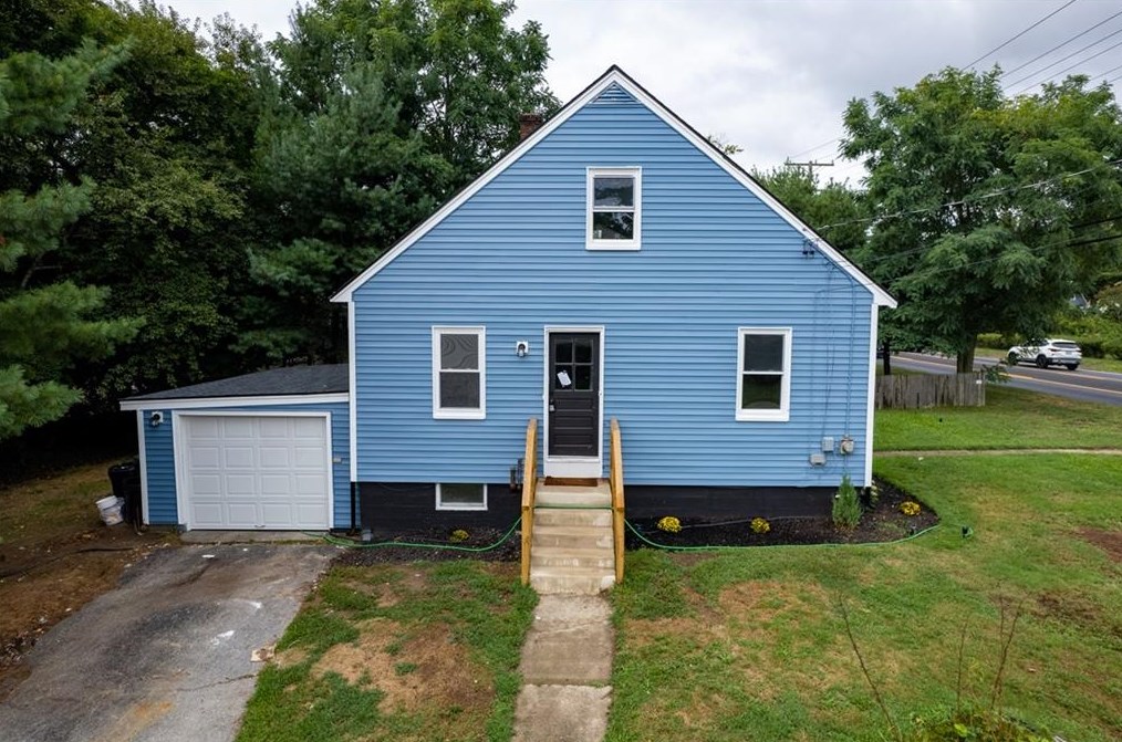 743 Metacom Ave, Bristol RI 02809-5134 exterior