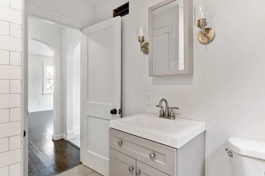 743 Metacom Ave, Bristol RI 02809-5134 exterior