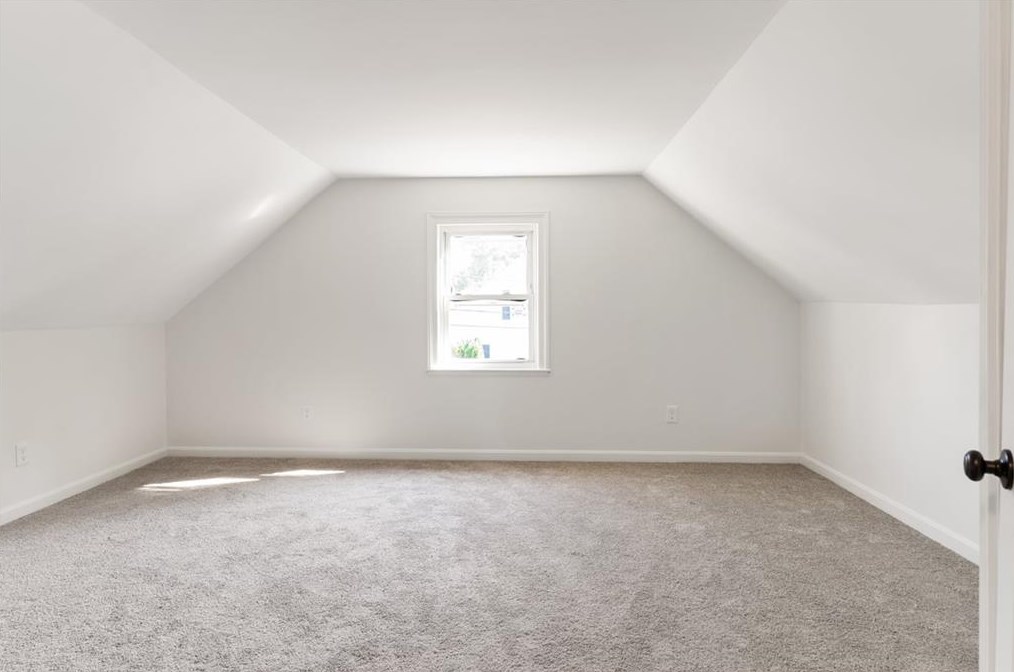 743 Metacom Ave, Bristol RI 02809-5134 exterior